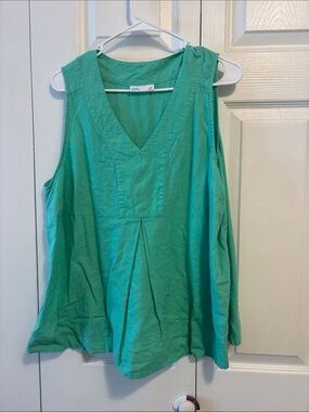 Women’s Sleeveless V-Neck Tunic Top in Green
